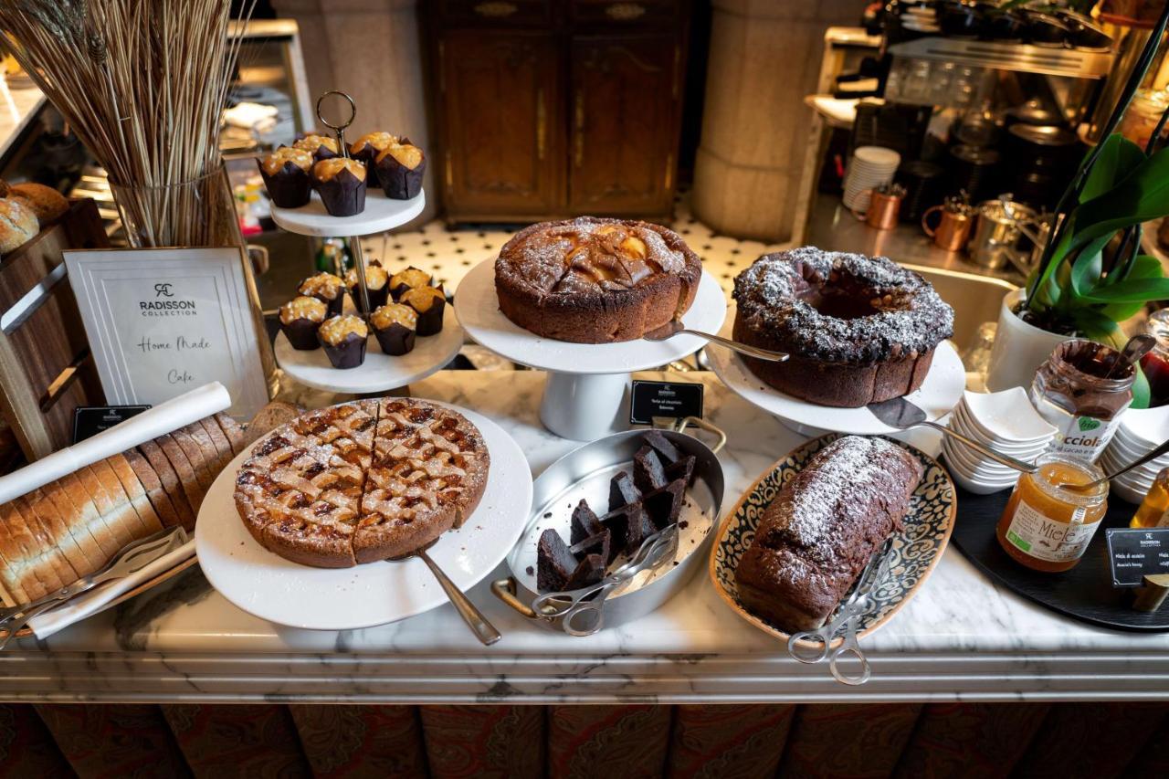 Radisson Collection Hotel, Palazzo Touring Club Milan Milão Exterior foto A selection of cakes