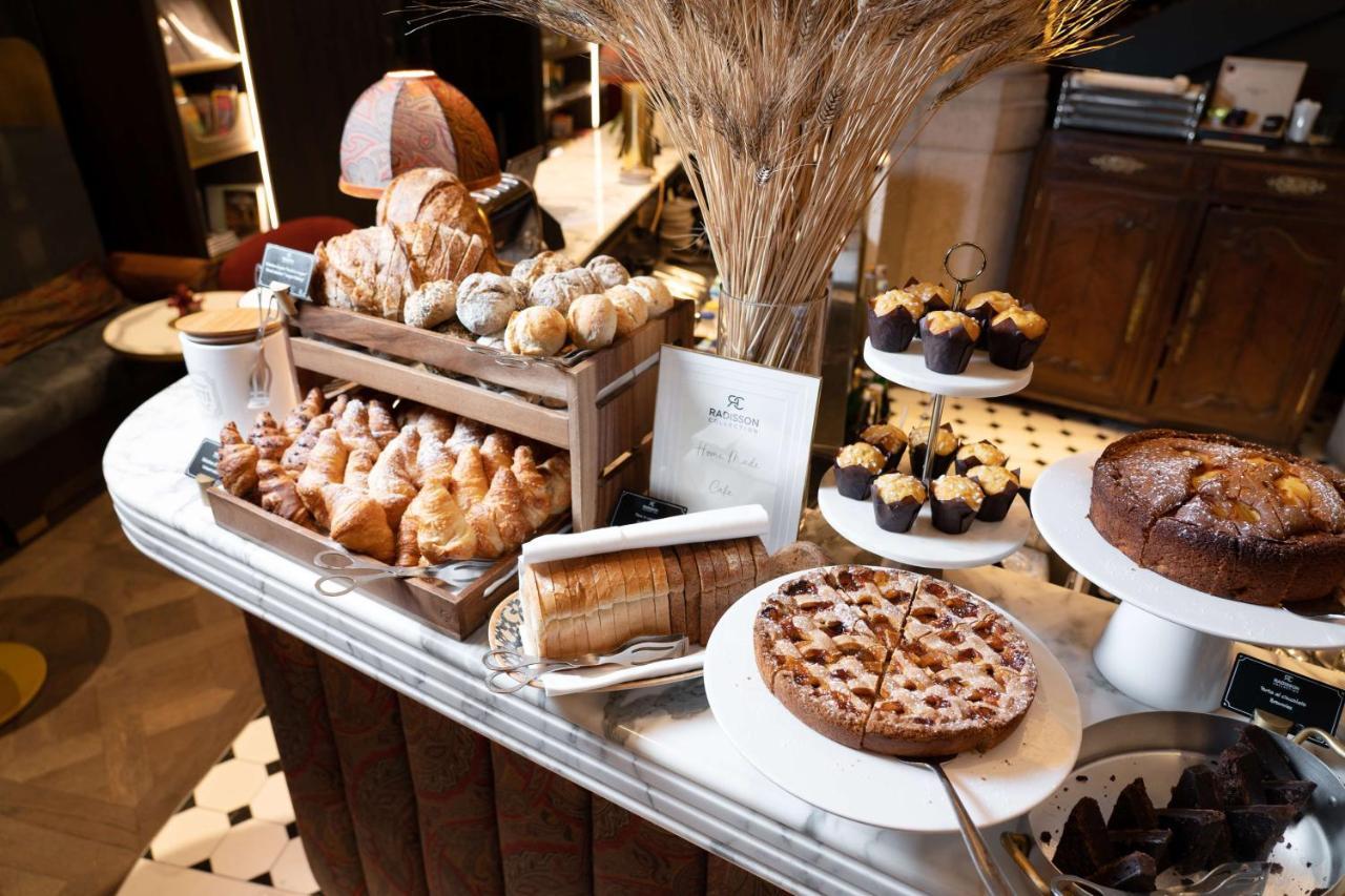 Radisson Collection Hotel, Palazzo Touring Club Milan Milão Exterior foto A selection of pastries at a bakery