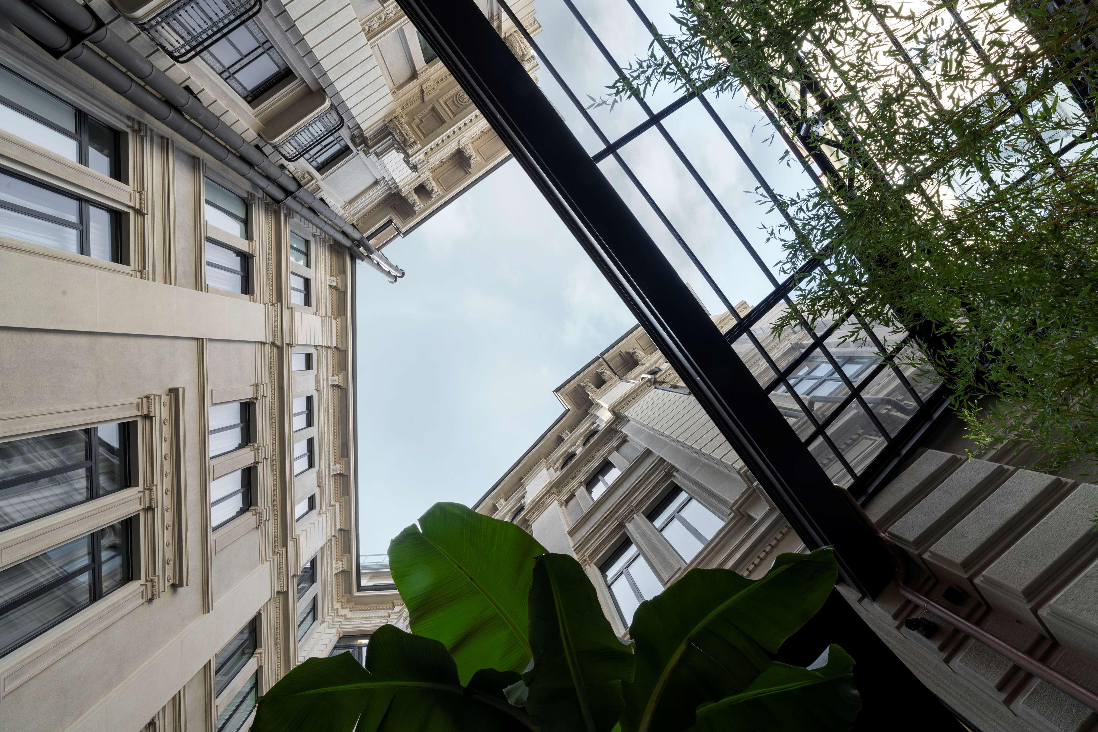 Radisson Collection Hotel, Palazzo Touring Club Milan Milão Exterior foto The courtyard of the Faculty of Engineering