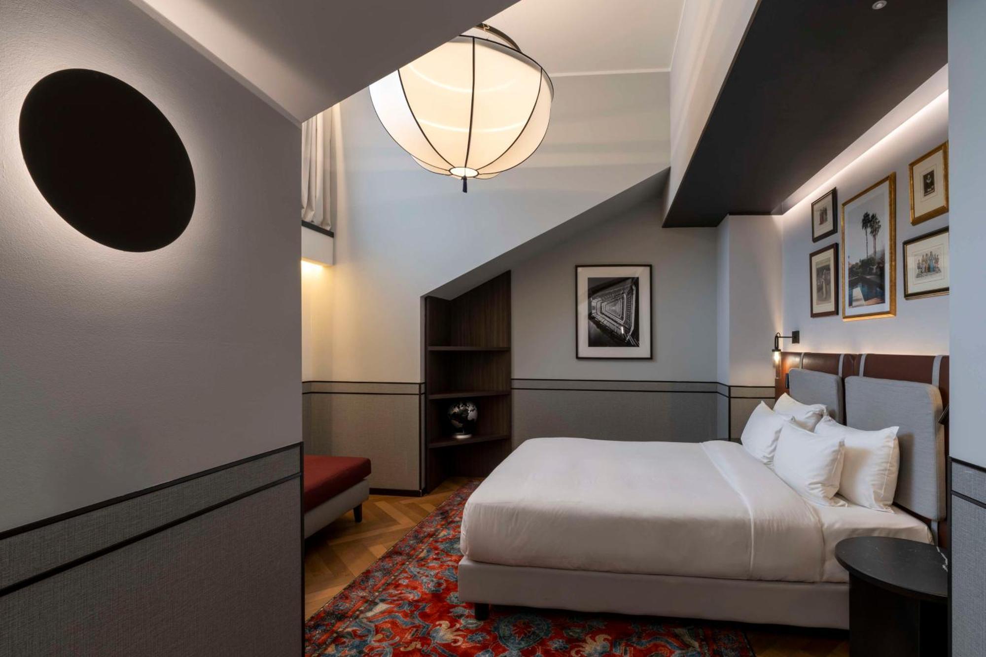 Radisson Collection Hotel, Palazzo Touring Club Milan Milão Exterior foto A room at the hotel