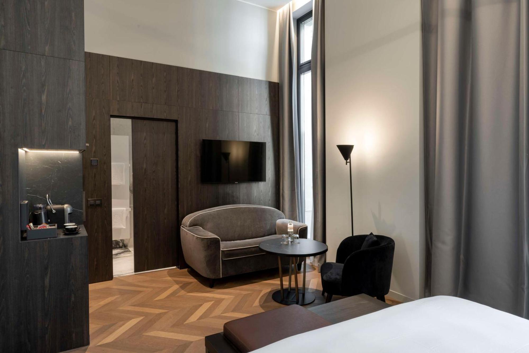 Radisson Collection Hotel, Palazzo Touring Club Milan Milão Exterior foto A room at the hotel