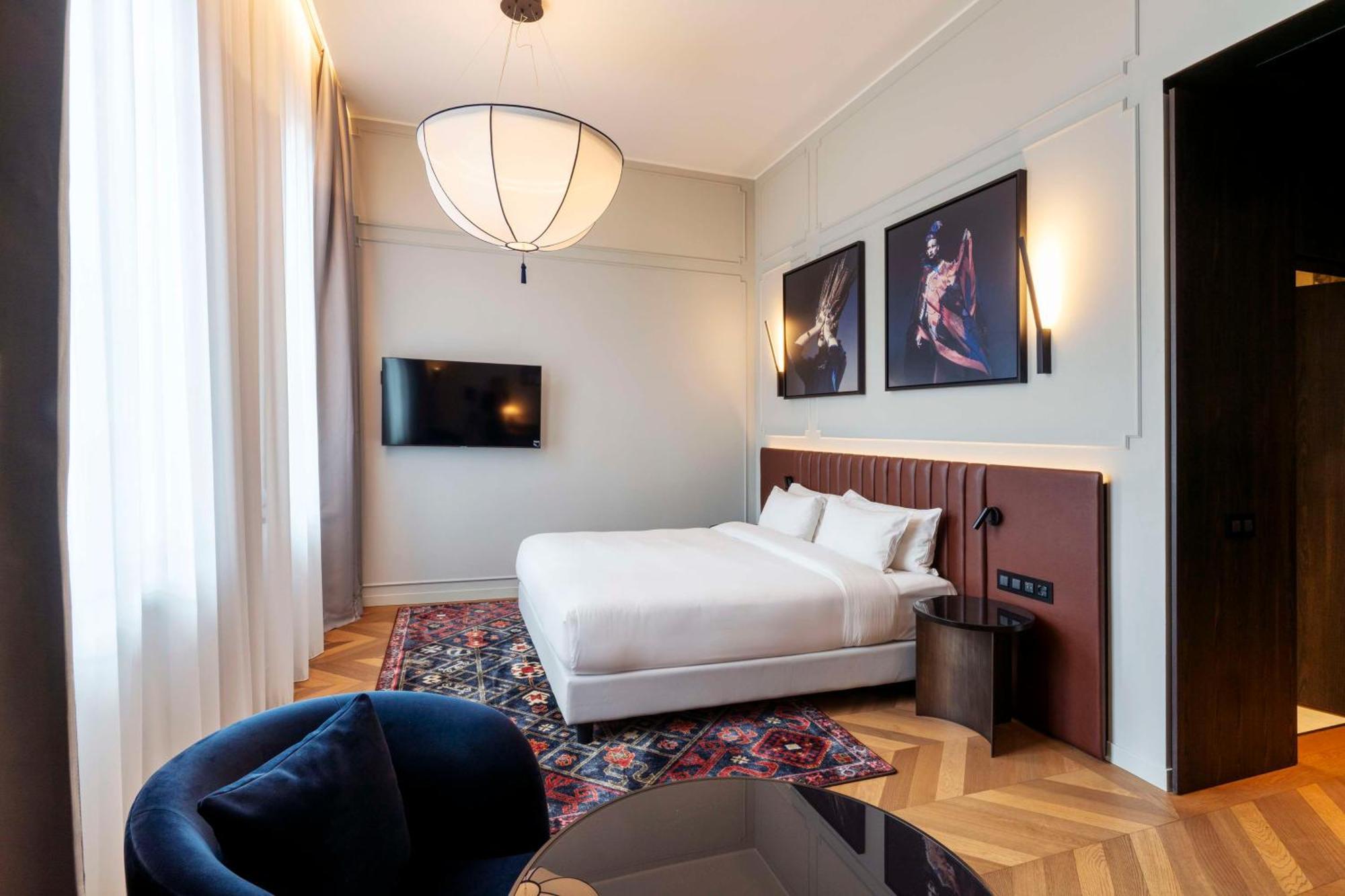 Radisson Collection Hotel, Palazzo Touring Club Milan Milão Exterior foto A bedroom at the hotel