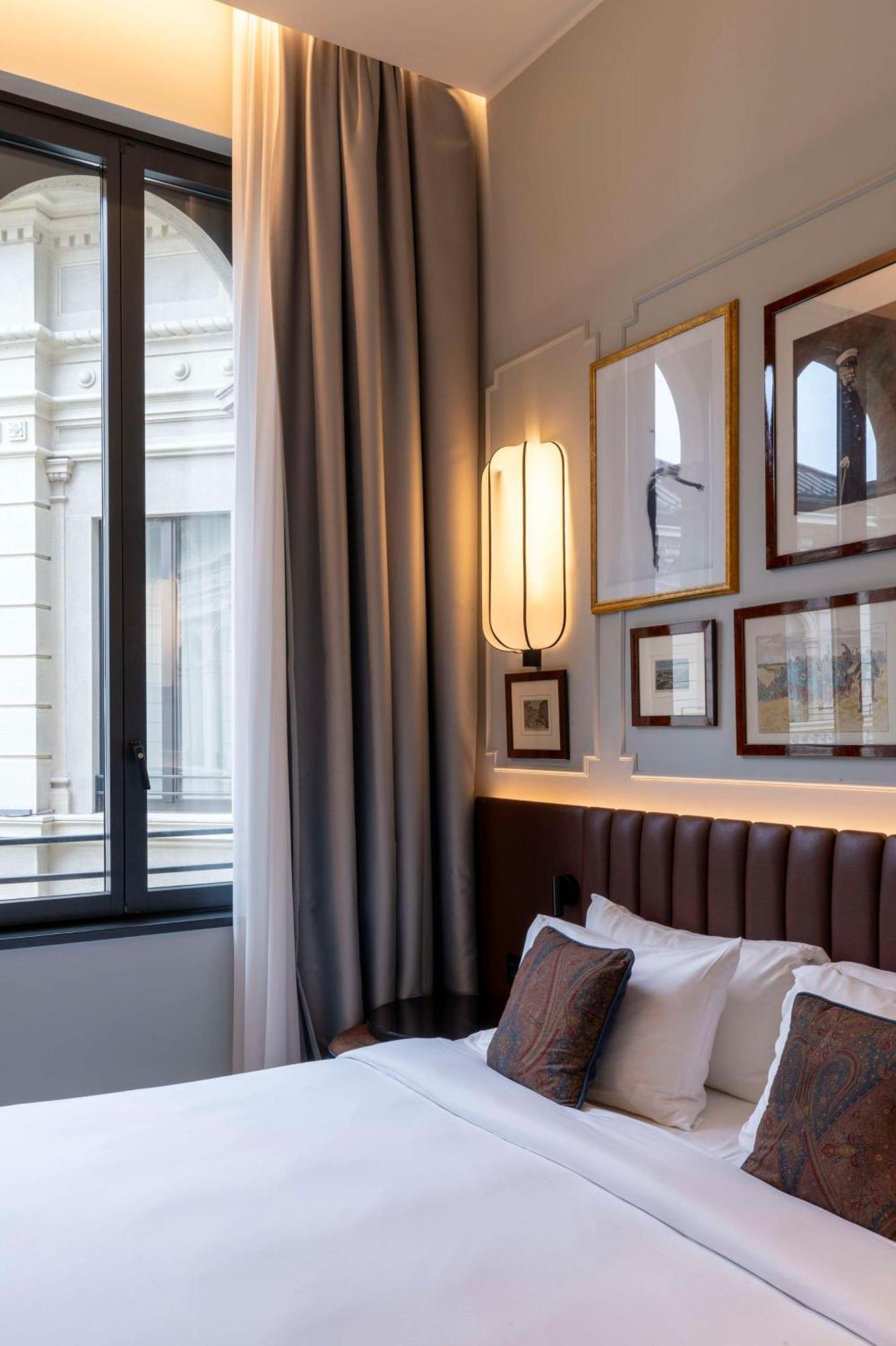 Radisson Collection Hotel, Palazzo Touring Club Milan Milão Exterior foto A wall light