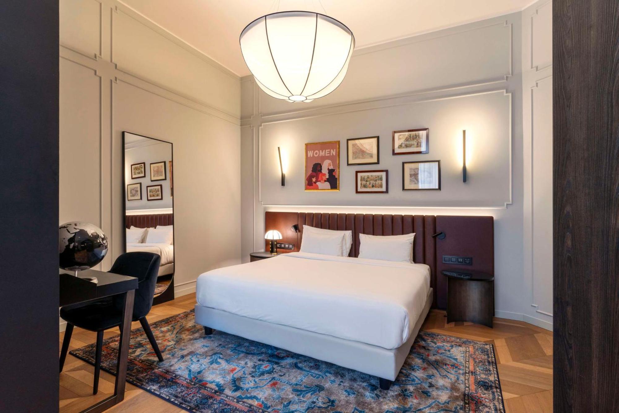 Radisson Collection Hotel, Palazzo Touring Club Milan Milão Exterior foto A bedroom at the hotel